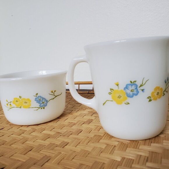 Vintage Milk Glass Pyrex Set of  4 Teacups, Creamer, Sugar Bowl Flirtation - Picture 6 of 7